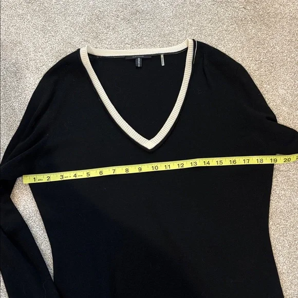Tahari Sweater Womens large v neck Pullover  NWT from Bergdorf Goodman - Picture 8 of 9